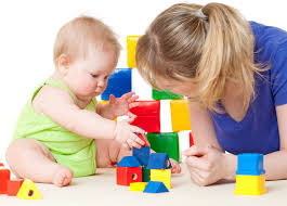 Copii veniti sa isi ia bucati de polistiren expandat, folosite pentru izolarea termica a blocului. PÄrinÅ£i Clubul MÄmicilor