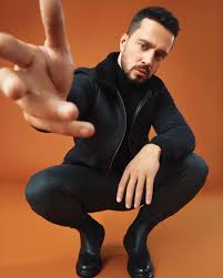 Ayrıldığı sevgilisi aslı enver'le yeniden bir araya gelen twitter'da 4 milyonun üzerinde takipçisi bulunan popçu murat boz, hesabını kapattı. Murat Boz Fan Club Muratbozfans Twitter