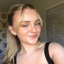 Rosie Samuels's Instagram, Twitter & Facebook