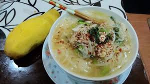 Putih * 3 ulas bawang merah * 1 sudu besar cili boh 1 ikat sawi hijau 1 potong kobis 1/2 batang lobak merah 1 bungkus 'baby corn' 2 tangkai daun sup dan daun bawang 2 biji limau nipis. Bihun Sup Manismasin