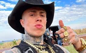 Mãe de MC Daniel faz mistério ao anunciar noivado aos 50 anos: 'O amor não  tem