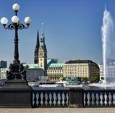 Created when the alster river was dammed in the 12th century, the lakes are linked to the elbe river via a maze of canals and lined with green parks and waterfront promenades. Hamburger Feuerwehr Rettet Ertrinkenden Aus Der Alster Welt