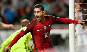A combinok órákig nem közlekedtek, a szurkolók kölcsönvették az utcát az autóktól, buszoktól. Portugalia Magyarorszag Vb Selejtezo M4 Sport