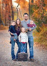 31 Family Picture Ideas With Props Lolly Jane Fall Family Photos Photography Poses Family Fall Family Portraits