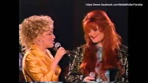 Okay this is my annual bette milder needs to play amy farrah fowler's mother on the big bang theory. Bette Midler And Wynonna Judd The Rose Youtube