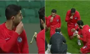 Le coach şenol güneş communiquera la tactique et la feuille de match quelques minutes en amont de la rencontre. Turquie Des Joueurs Rompent Leur Jeune Du Ramadan En Plein Match Video