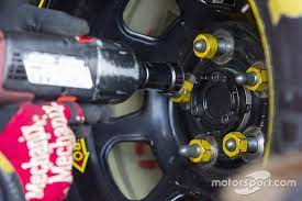 They hold the hubcaps on the wheel. Nascar Lenkt Ein Funf Feste Radmuttern Pro Rad Ab Sofort Pflicht