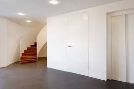 Rahmenlose Wohnungsabschlusstur Mit Verdeckter Aluminiumkonstruktion Ags Wandbundig Grosse Turen Rahmen Wohnung