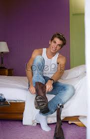 Lovepik صورة Jpg 501521248 Id صورة فوتوغرافية بحث صور شاب يرتدي ملابسه في غرفة النوم