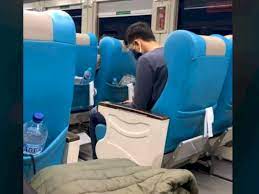 Berdzikir dan berdoa setelah sholat fardhu adalah anjuran rasulullah saw kepada umatnya. Viral Cowok Salat Di Dalam Kereta Ternyata Ini Sosoknya Netizen Terpesona Indozone Id