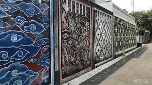 Gambar rumah mewah yang satu ini sungguh sangat mempesona. Keragaman Motif Batik Hiasi Rumah Rumah Di Kampung Batik Kota Tangerang Warta Kota