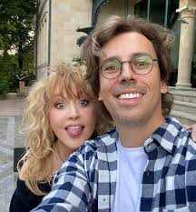 Об этом она рассказала в программе новые русские. Pugacheva Pomenyala Tekst Hita Radi Galkina Zvezdy Womanhit Ru
