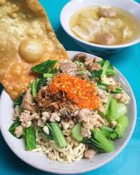 Penjual mie ayam umumnya melelehkan lemak ayam dalam jumlah banyak untuk kemudian ditaruh dalam botol. Turissendaljepit Com Juli 2020
