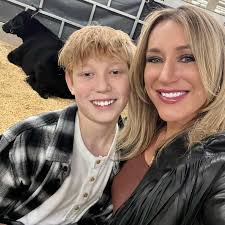 Tracy Dixon's Instagram, Twitter & Facebook