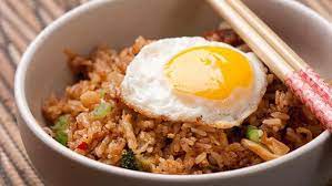 Boleh sih sesekali, tetapi saat lapar melanda jangan dipaksa juga untuk nggak makan semalaman. Resepi Nasi Goreng Kimchi Cheese