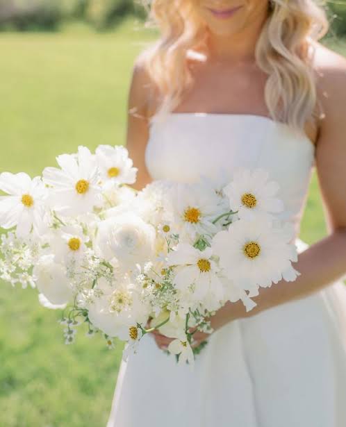 Graceful Bridal Bouquets: Ranunculus, Daisies & Baby's Breath Guide