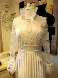 Ein hochzeitskleid aus einem festen stoff mit lochstickerei und einem verspielten ausschnitt. Brautkleid Plissee Hochzeit Hochzeitskleid Brautmode Brautkleid Massanfertigung Braut Hochzeit Winterbraut Winterhochzeit Hochzei Brautmode Brautkleid Braut