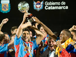 The supercopa argentina is an official national association football cup of argentina organized by the argentine football association (afa). El Dia Que Gustavo Alfaro Le Gano A Boca Con Arsenal Y Dio Comienzo Al Maleficio De La Supercopa Argentina Infobae