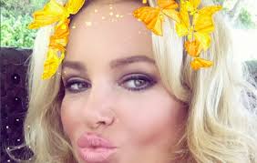 Jednoduchá elegance bez usedlých kostýmků, které ženám zbytečně přidávají roky a zkracují nohy. Monika Babiska Monika Babiska Twitter