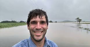 Queensland flood emergency: Evacuations and chaos ensue