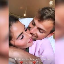 Ganz offensichtlich schwebt sarah lombardi, 25, mit ihrem schatz roberto auf wolke sieben.den beiden turteltauben scheint es auch richtig ernst zu sein: Sarah Lombardi Hochzeit Mit Julian Paar Uberrascht Mit Namens Anderung Auch Alessio Heisst Nun Anders Stars