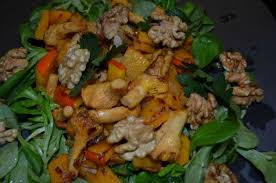 Herbstsalat Mit Kurbis Und Eierschwammli Herbst Salat Salat Rezepte