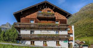 W ir, die familie pfeifhofer, besitzen eine kleine gemütliche gästezimmervermietung, umgeben von wiesen und bergen der sextner dolomiten und dem karnischen kamm. Bergerlebnis Haus Hubertus Galtur Sommer