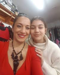 A színésznő szerint annak semmi értelme sincs, ha valaki felszed pár olyan idegen. Fesus Nelly Lanya Gyonyoru Tinedzser Lett Friss Fotokon A 16 Eves Csenge Hazai Sztar Femina