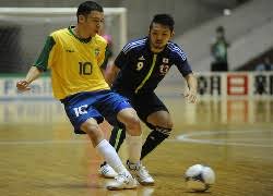 Melempar bola—bola basket dapat dilempar dengan 5 teknik, yaitu chess pass (lemparan dada), overhead pass (lemparan atas kepala),. Teknik Passing Cara Mengumpan Bola Futsal Kabar Sport