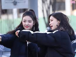Lia on the other hand has either a . Itzy Ships On Twitter Lia Ryujin They Are In Sync As One Itzy Ryulia Liajin Jinlia Liaryu Ryujin Lia