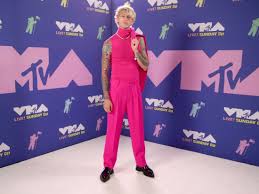 Latest machine gun kelly videos. Machine Gun Kelly Wore A Pink Suit To Mtv S Video Music Awards Insider