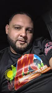 Talentos Moncioneros Aquí dos talentos Moncioneros una en la guitarra que  desconozco su nombre pero muy bueno ejecutando las cuerdas y en la voz  nuestro amigo Leonel Espinal (Leo La Voz) ,