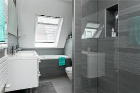 moderne kleine badkamer met ligbad dubbele wastafel toilet en douche casa de banho casas banho