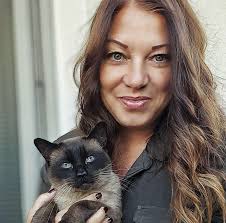 Are there any hotels in Essoaira where you can pay to use their pool for a  few hours?