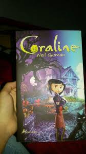 Caroline ha descubierto un bonito mundo paralelo a través de una puerta secreta. Coraline Libros Amino