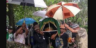 Seorang anak muda asal bandung yang seringkali menyuguhkan musik dengan nuansa jadul dibalik nama samarannya itu. Hari Ini Dalam Sejarah Tragedi Aacc Saat Konser Musik Di Bandung 11 Orang Tewas Halaman All Kompas Com