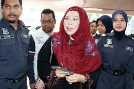 Qu puteh menjadikan setiap inci tubuh anda luar dan dalam untuk sentiasa kelihatan awet muda, berseri dan bersinar bak mutiara. Qu Puteh Millionaire Datuk Vida Pleads Guilty To 16 Gst Related Charges News Rojak Daily