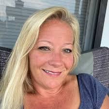 Amber Eslinger's Instagram, Twitter & Facebook