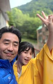 INVINCIBLE FATHER AND DAUGHTER TANDEM! 💪​ "Moving" actor Ryu Seung-ryong  shared adorable photos with his on-screen daughter Go Youn Jung and wife  Kwak Sun-young, after the airing the show's finale episode on