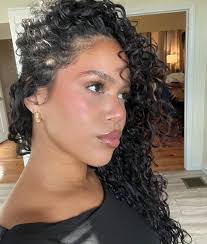 Carina Davis's Instagram, Twitter & Facebook