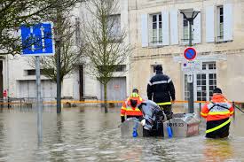 Vigilance orange pluie inondation à compter de midi et jusqu'en fin de journée, de forts cumuls de précipitations sont attendus, et peuvent localement provoquer des dégâts. Meteo 11 Departements Encore En Vigilance Orange Pluie Inondation Et Crues
