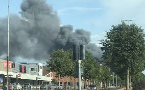 Den skadade personen fördes akut till sjukhuset med allvarliga skador samtidigt som räddningstjänsten arbetade med att släcka branden. Alla I Andersberg Och Vallas Fick Sms Varning Om Brand Hem Hyra