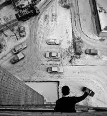 25 Images That Will Leave You Totally Confused Perspective Photography Forced Perspective Photography Surrealism Photography