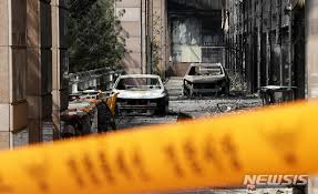 화재 발생 1시간여 만인 오후 5시 30분께 큰 불길을 잡는데는 성공했으나 2층 일부 구간 상부 구조물이 고열에 녹아 유독가스가 발생하면서 완전 진화까지는 어려움이 있었던 것으로 알려졌다. Lmhrztqiwg Oom