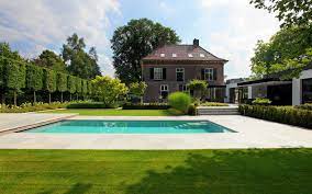 grote moderne tuin met groot zwembad compass pools keramische tegels moderne tuin tuin inspiratie tuin
