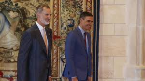 El Rey Felipe VI despacha en Palma a Pedro Sánchez al cierre del curso político