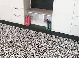 Öncelikle fayanslar üzerine dolgulu astar yapmak zorundasınız. Fayansa Stencil Nasil Yapilir En Iyi Modelleri Ve Teknigi Uygulama Sirri