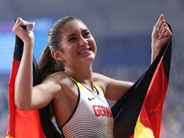 Hier setzte sie sich in 15:26,80 minuten mit großem vorsprung vor miriam dattke (lg telis finanz regensburg/15:39,40) und denise krebs (bayer. Leichathletik Wm Konstanze Klosterhalfen Lauft Locker Ins Finale