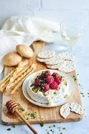 baked camembert with honey raspberries eat little bird recette recette facile recette recettes de cuisine