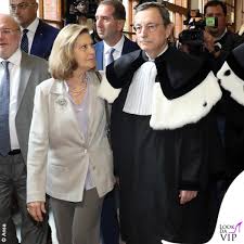 Mario draghi, nel 2018, è stato definito il 18esimo uomo più potente del mondo dalla rivista alla moglie serena draghi sono poi intestati, sempre in umbria, una trentina di terreni seminativi con uliveti adibiti a bosco e al pascolo. La Sobrieta Elegante Di Serena Cappello Moglie Di Mario Draghi